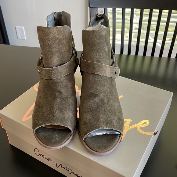 [Crown Vintage] Sage Green Open Toe Booties - Picture 2 of 6